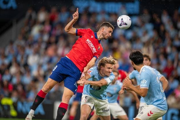 ESP LaLiga EA Sports RC Celta Vigo vs. Club Atlético Osasuna: Raúl García of Osasuna assists Kike Barja during the LaLiga EA Sports match between RC Celta Vigo and CA Osasuna played at Abanca Balaidos Stadium, Vigo, Pontevedra, on August 27, 2026, in Spain. Spanish Soccer Copyright: xAgenciaxLOFx
