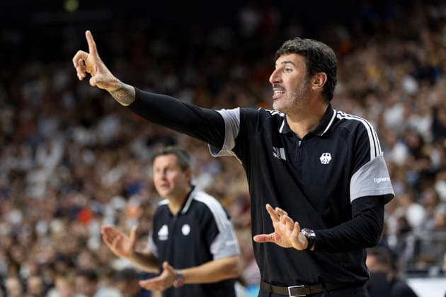German national team coach Alex MUMBRU (GER) leads his team, energetically gesturing; single frame; basketball international match, World Cup qualifier: Germany (GER) vs. Netherlands (NED), final score 99–83, FIBA Basketball World Cup European Qualifiers, 2nd Round, Group K, on August 27, 2026, at the Lanxess Arena in Cologne Â