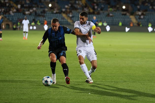 FC Ararat-Armenia v CS Universitatea Craiova - UEFA Europa League 2026 27 Play-offs 2nd Leg Karen Muradyan of FC Ararat-Armenia in action against Alexandru Cicaldau of CS Universitatea Craiova during the UEFA Europa League 2026 27 Play-offs 2nd Leg match at Vazgen Sargsyan Republican Stadium in Yerevan, Armenia, on August 27, 2026. Yerevan Armenia  Copyright: xGurgenxHakobyanx originalFilename:hakobyan-uefaeuro260827_npr1W.jpg
