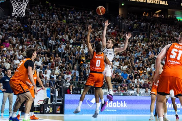 August 27, 2026, GER, FIBA 2027 Basketball World Cup, European Qualifiers, Cologne, Germany vs. Turkey; Malte Delow (Germany), 20, in a head-to-head matchup against Yannick Franke (Netherlands), 0; Cologne, LANXESS arena, North Rhine-Westphalia, Germany