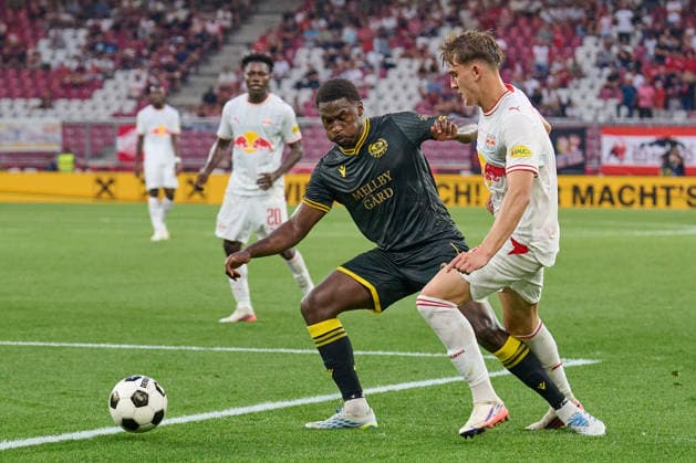 Salzburg, Austria, August 27, 2026 – 2026–2027 UEFA Europa League Playoffs, Second Leg: FC Red Bull Salzburg vs. Mjällby AIF. Pictured, from left, in a tackle: Tony Miettinen (AIF) and Bartosz Mazurek (RB Red Bull Arena) Copyright: xFotostandx xWassmuthx