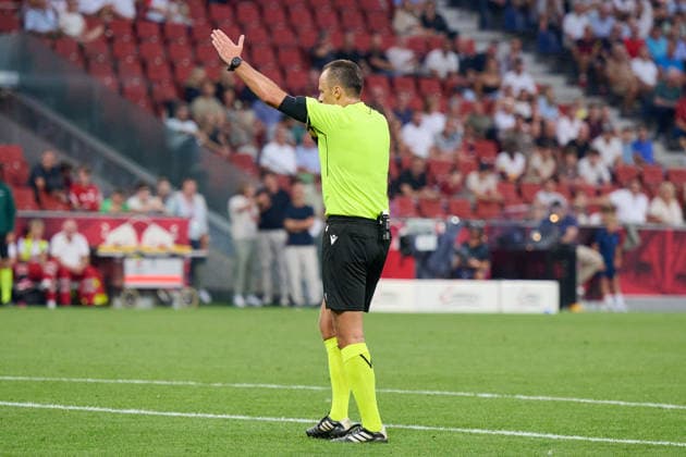Salzburg, Austria, August 27, 2026—UEFA Europa League 2026–2027 Playoffs, Second Leg: FC Red Bull Salzburg vs. Mjällby AIF. Pictured: Referee Irfan Peljto (BIH) gesturing on the field at Red Bull Arena. Copyright: xFotostandx xWassmuthx
