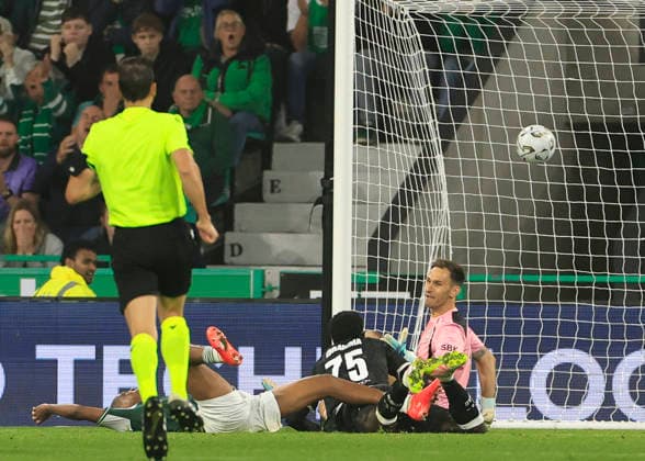 Hibernian v K.A.A. Gent UEFA Europa Conference League Miguel Chaiwa of Hibernian scores an own goal and K.A.A. GentÕs third goal during the UEFA Europa Conference League Play-Off Second Leg match at Easter Road, Edinburgh 27 08 2026 UK Newspapers OUT Copyright: xFredxPalmerx FIL-23844-0092