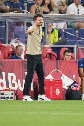 Salzburg, Austria, August 27, 2026 UEFA Europa League 2026–2027 Playoffs Second Leg: FC Red Bull Salzburg vs. Mjällby AIF. Pictured: Coach Danny Röhl (Röhl) of RB gesturing on the field at Red Bull Arena. Copyright: xFotostandx xWassmuthx