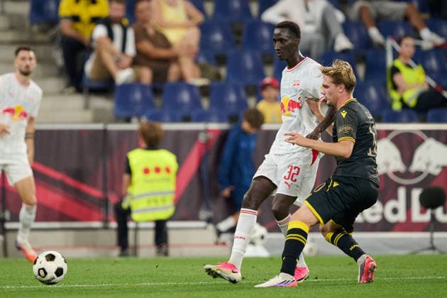 Salzburg, Austria, August 27, 2026 – 2026–2027 UEFA Europa League Playoffs, Second Leg: FC Red Bull Salzburg vs. Mjällby AIF. Pictured, from left, in a tackle: Abubakr Barry (RB) and Jeppe Kjaer (AIF) at Red Bull Arena. Copyright: xFotostandx xWassmuthx