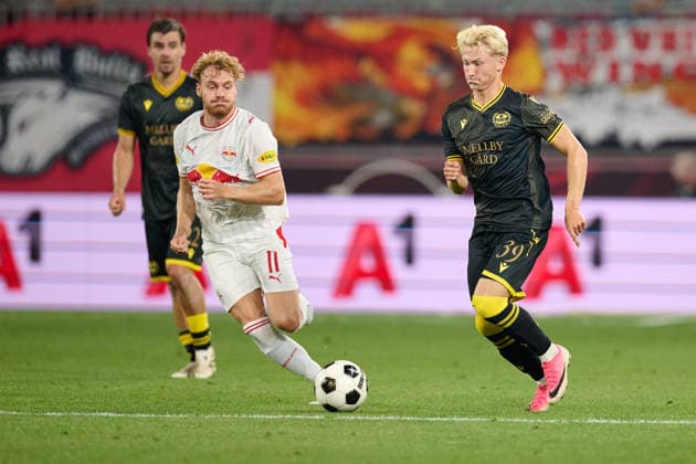 Salzburg, Austria, August 27, 2026 – 2026–2027 UEFA Europa League Playoffs, Second Leg: FC Red Bull Salzburg vs. Mjällby AIF. Pictured, from left, in a tackle: Yorbe Vertessen (RB) and Romeo Leandersson (AIF) at Red Bull Arena. Copyright: xFotostandx xWassmuthx