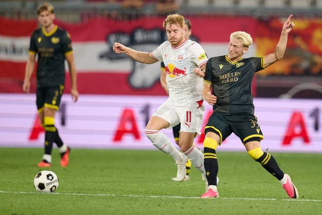Salzburg, Austria, August 27, 2026 – 2026–2027 UEFA Europa League Playoffs, Second Leg: FC Red Bull Salzburg vs. Mjällby AIF. Pictured, from left, in a tackle: Yorbe Vertessen (RB) and Romeo Leandersson (AIF) at Red Bull Arena. Copyright: xFotostandx xWassmuthx