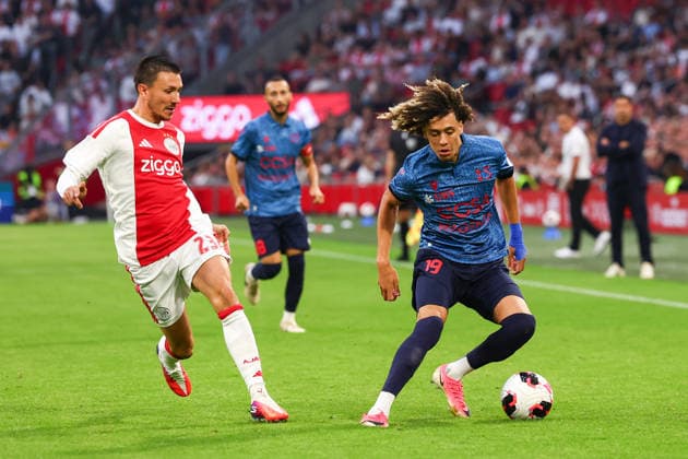 AMSTERDAM, NETHERLANDS - AUGUST 27: Steven Berghuis of Ajax, Franck Surdez of FC Sion during the UEFA Conference League match between Ajax and FC Sion at Johan Cruijff Arena on August 27, 2026 in Amsterdam, Netherlands.  Copyright: xMTB MBxMediax