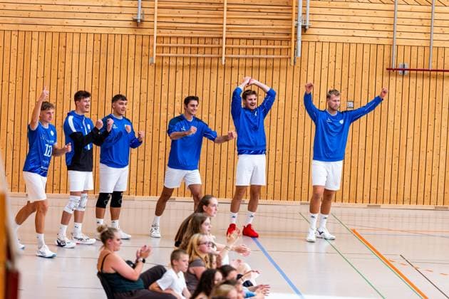 August 27, 2026, GER, Volleyball, Men, Season 26–27, 2nd Division South, 1st Division, Exhibition Match, Blue Volleys Gotha vs. Cerebricks Volley Goats Mitteldeutschland, Lauritz Jastrow (Blue Volleys Gotha, 10), Justus Krausse, Blue Volleys Gotha, 1; Franz Aron Stueckrad, Blue Volleys Gotha, 9; Jean Filippidis, Blue Volleys Gotha, 6; Robin Stolle, Blue Volleys Gotha, 8; Tim Wagner, Blue Volleys Gotha, 11, are cheering together at 99867 Gotha Sports Hall, Ernesti Sports Complex, Thuringia, Germany