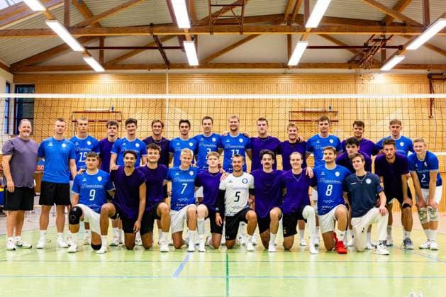 August 27, 2026, GER, Volleyball, Men, Season 26–27, 2nd Division South, 1st Division, Exhibition Match, Blue Volleys Gotha vs. Cerebricks Volley Goats Mitteldeutschland. Group photo of the two teams with Christoph Assmann of Blue Volleys Gotha,3 Lauritz Jastrow, Blue Volleys Gotha, 10 Jannik Kaessmann, Blue Volleys Gotha, 14 Nikita Muehlbach, Blue Volleys Gotha, Assistant Coach, Scout Finn Jansen, Blue Volleys Gotha; Justus Krausse, Blue Volleys Gotha, 1; Hannes Krochmann, Blue Volleys Gotha, 7; Jean Filippidis, Blue Volleys Gotha, 6; Daniel Mark Ridings, Blue Volleys Gotha, 12; Len Spankowski, Blue Volleys Gotha,5 Tim Wagner, Blue Volleys Gotha, 11 Richard Werner, Blue Volleys Gotha, 2 Robert Werner, Blue Volleys Gotha, Head Coach Ben Bierwisch, Blue Volleys Gotha, 13 Jörg Fischer, Blue Volleys Gotha, Gabi Fischer, Blue Volleys Gotha—too bad, Robin, Blue Volleys Gotha; Assistant Coach Peggy Raschke, Blue Volleys Gotha; Holger Ludwig, Blue Volleys Gotha; Hannes Krausse, Blue Volleys Gotha, 4; Robin Stolle, Blue Volleys Gotha, 8; Franz Aron Stueckrad, Blue Volleys Gotha,9 Tom Borchert, cerebricks Volley Goats Central Germany; Nick Breitenbach, cerebricks Volley Goats Central Germany; Elliot Collard, cerebricks Volley Goats Central Germany; Jesse Delancy, cerebricks Volley Goats Central Germany; Andrei Druta, cerebricks Volley Goats Central Germany; Jacob Harris cerebricks Volley Goats Central Germany Cole Ketrynski cerebricks Volley Goats Central Germany Neo Laumann cerebricks Volley Goats Central Germany Jord
