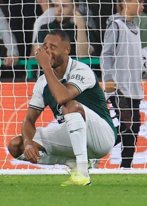 Hibernian v K.A.A. Gent UEFA Europa Conference League Jordan Obita of Hibernian looks dejected at full time during the UEFA Europa Conference League Play-Off Second Leg match at Easter Road, Edinburgh 27 08 2026 UK Newspapers OUT Copyright: xFredxPalmerx FIL-23844-0102