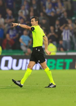 Hibernian v K.A.A. Gent UEFA Europa Conference League Referee Juan Mart’nez Munuera disallows Hibernians first goall for hand ball following a Video Assistant Referee (VAR) review during the UEFA Europa Conference League Play-Off Second Leg match at Easter Road, Edinburgh 27 08 2026 UK Newspapers OUT Copyright: xFredxPalmerx FIL-23844-0124