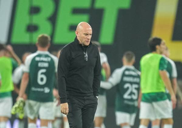 Hibernian Head Coach David Gray looks dejected as he walks round the pitch with his players at full-time. Final score Hibernian 2 KAA Gent 3 (Agg. 2-3). Hibernian v Gent, UEFA Conference League, Play-Off Round, Second Leg, Football, Easter Road, Edinburgh, Scotland, UK - 27 Aug 2026Edinburgh Easter Road United Kingdom  Copyright: xStuartxWallace Shutterstockx 17118942dn
