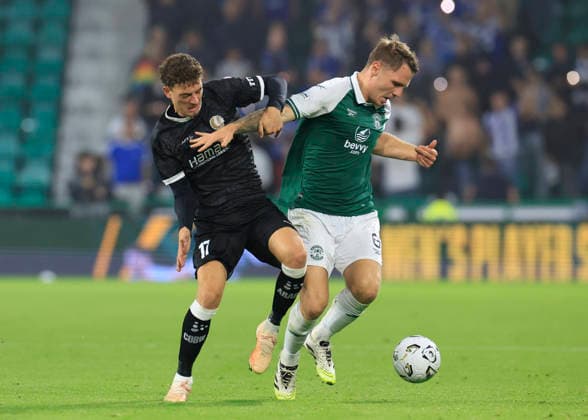 Hibernian v K.A.A. Gent UEFA Europa Conference League Jason Kerr of Hibernian shields the ball from Mathias Delorge of K.A.A. Gent during the UEFA Europa Conference League Play-Off Second Leg match at Easter Road, Edinburgh 27 08 2026 UK Newspapers OUT Copyright: xFredxPalmerx FIL-23844-0132