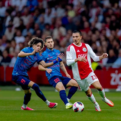 AMSTERDAM FC Sion forward Franck Surdez and AFC Ajax Amsterdam forward Steven Berghuis during the UEFA Conference League at the Johan Cruijff ArenA on August 27, 2026, in Amsterdam, the Netherlands. Photo by DeFodi Images