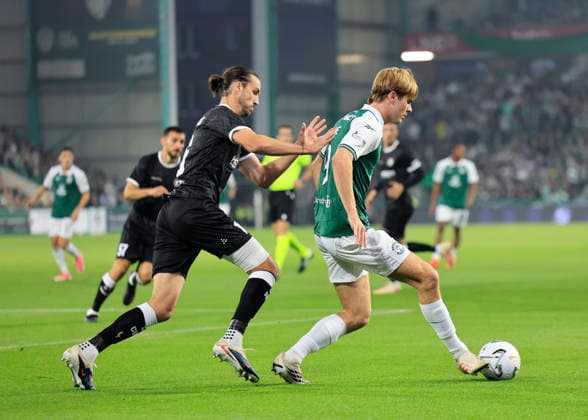 Hibernian v K.A.A. Gent UEFA Europa Conference League Nathan Lowe of Hibernian (right) shields the ball from Christian Burgess of K.A.A. Gent during the UEFA Europa Conference League Play-Off Second Leg match at Easter Road, Edinburgh 27 08 2026 UK Newspapers OUT Copyright: xFredxPalmerx FIL-23844-0146