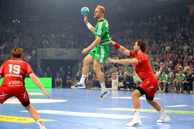 August 27, 2026, GER Germany, Handball, 1st Bundesliga, August 27, 2026, 2026–2027 season, Berlin, Fuechse Berlin vs. Melsungen, Matthes Langhoff (Fuechse Berlin) 25, Ben Beekmann (MT Melsungen) 14, Max Schmeling Hall, Berlin, Germany Copyright: xNordphotox xEnglerx