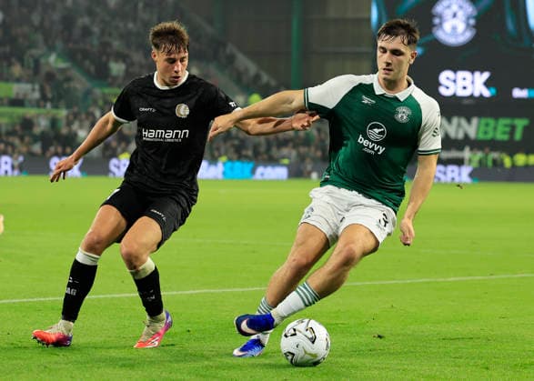Hibernian v K.A.A. Gent UEFA Europa Conference League Adam Mayor of Hibernian shields the ball from Tibe De Vlieger of K.A.A. Gent during the UEFA Europa Conference League Play-Off Second Leg match at Easter Road, Edinburgh 27 08 2026 UK Newspapers OUT Copyright: xFredxPalmerx FIL-23844-0173