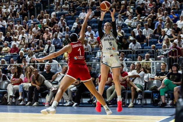 August 27, 2026, GER, Exhibition Game, 2026 FIBA Women’s Basketball World Cup, Cologne, Germany vs. Turkey; Luisa Geiselsöder (Germany), No. 15; Elif Istanbulluoglu (Turkey), No. 1; Cologne, LANXESS arena, North Rhine-Westphalia, Germany