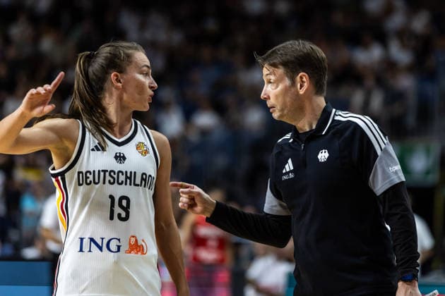 August 27, 2026, GER, Exhibition Game, 2026 FIBA Women’s Basketball World Cup, Cologne, Germany vs. Turkey; Britta Daub (Germany, 19) speaks with coach Álex Mumbru, Germany, Cologne, LANXESS Arena, North Rhine-Westphalia, Germany
