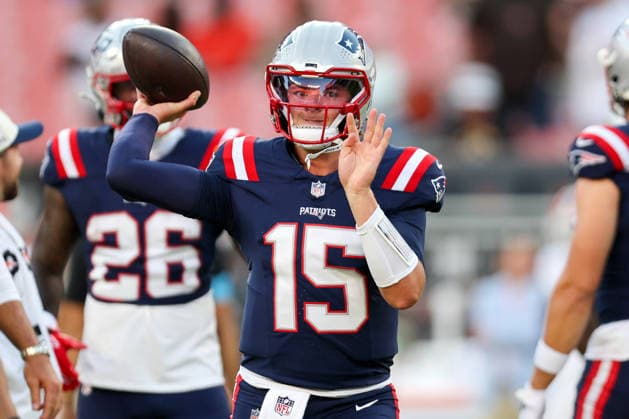 CLEVELAND, OH - AUGUST 27: New England Patriots quarterback Behren Morton (15) on the field prior to the National Football League preseason game between the New England Patriots and Cleveland Browns on August 27, 2026, at Huntington Bank Field in Cleveland, OH. (Photo by Frank Jansky Icon Sportswire) NFL, American Football Herren, USA AUG 27 Patriots at Browns EDITORIAL USE ONLY Icon260827004