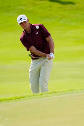 August 27, 2026, Atlanta, Georgia, USA: Ludvig Âberg (Sweden) hits a chip shot at the 18th green during the first round at East Lake Golf Club. PGA, Golf Herren Tour TOUR Championship  - ZUMAd212 20260827_zsp_d212_028 Copyright: xRichardxDolex