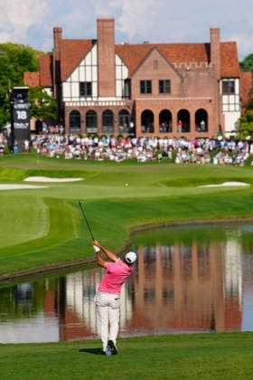 August 27, 2026, Atlanta, Georgia, USA: Scottie Scheffler (USA) hits his approach shot on the 18th hole during the first round at East Lake Golf Club. PGA, Golf Herren Tour TOUR Championship  - ZUMAd212 20260827_zsp_d212_029 Copyright: xRichardxDolex