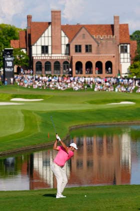 August 27, 2026, Atlanta, Georgia, USA: Scottie Scheffler (USA) hits his approach shot on the 18th hole during the first round at East Lake Golf Club. PGA, Golf Herren Tour TOUR Championship  - ZUMAd212 20260827_zsp_d212_031 Copyright: xRichardxDolex
