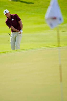 August 27, 2026, Atlanta, Georgia, USA: Ludvig Âberg (Sweden) hits a chip shot at the 18th green during the first round at East Lake Golf Club. PGA, Golf Herren Tour TOUR Championship  - ZUMAd212 20260827_zsp_d212_036 Copyright: xRichardxDolex