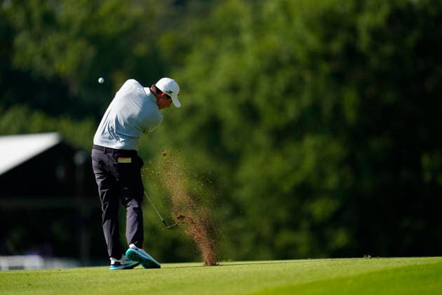 August 27, 2026, Atlanta, Georgia, USA: Matt Fitzpatrick (England) hits his approach shot on the 17th hole during the first round at East Lake Golf Club. PGA, Golf Herren Tour TOUR Championship  - ZUMAd212 20260827_zsp_d212_048 Copyright: xRichardxDolex