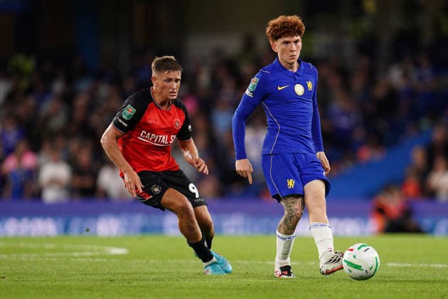 Carabao Cup round 2 Chelsea v Luton Town Valentin Barco of Chelsea attempts pass under pressure from Callum Marshall of Luton Town during the Carabao Cup round 2 match Chelsea vs Luton Town at Stamford Bridge, London, United Kingdom on 27 August 2026 (Photo by Harvey Murphy News Images) Copyright: xHarveyxMurphy NewsxImagesx