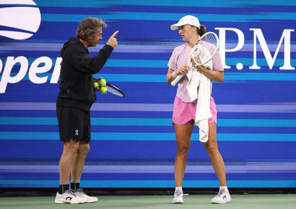 August 27, 2026, New York City, New York, USA: IGA SWIATEK of Poland and FRANCISCO ROIG of Spain during practise session before US Open. New York, USA. New York City USA - ZUMAc278 20260827_zsp_c278_019 Copyright: xMarcinxCholewinskix