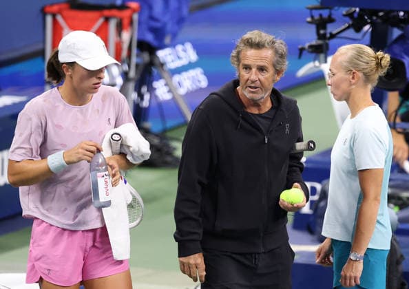 August 27, 2026, New York City, New York, USA: FRANCISCO ROIG of Spain, IGA SWIATEK and DARIA ABRAMOWICZ of Poland during practise session before US Open. New York, USA. Tennis: US Open - Francisco Roig, Iga Swiatek And Daria Abramowicz  - ZUMAc278 20260827_zsp_c278_011 Copyright: xMarcinxCholewinskix