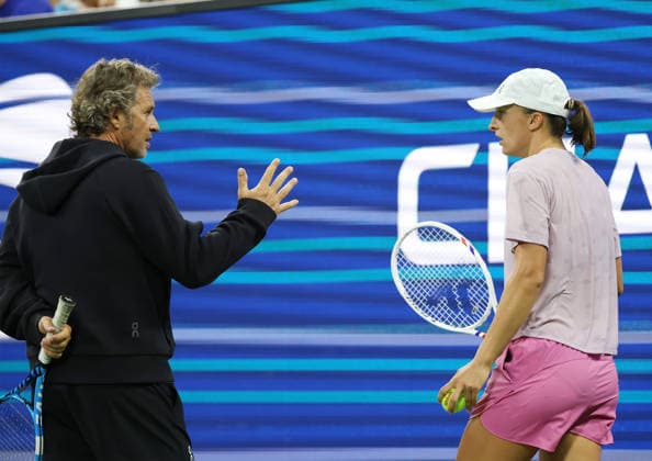 August 27, 2026, New York City, New York, USA: IGA SWIATEK of Poland and FRANCISCO ROIG of Spain during practise session before US Open. New York, USA. New York City USA - ZUMAc278 20260827_zsp_c278_026 Copyright: xMarcinxCholewinskix