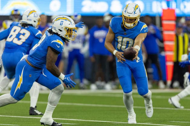 INGLEWOOD, CA - AUGUST 27: Justin Herbert 10 of the Los Angeles Chargers hands the ball off to Omarion Hampton 8 during an NFL, American Football Herren, USA preseason game between the Los Angeles Rams and the Los Angeles Chargers on August 27, 2026, at SoFi Stadium in Inglewood, California. (Photo by Greg Fiore Icon Sportswire) NFL: AUG 27 Rams at Chargers EDITORIAL USE ONLY Icon2608270961