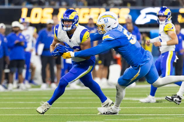 August 27, 2026, Inglewood, California, USA: Los Angeles Rams Quarterback Ty Simpson (15) escapes a tackle-attempt by Los Angeles Chargers Outside Linebacker Andre Carter (51) during an NFL, American Football Herren, USA football preseason game, in Inglewood, Calif. on Thursday August 27, 2026. Inglewood USA - ZUMAc68_ 20260827_zaf_c68_006 Copyright: xRingoxChiux