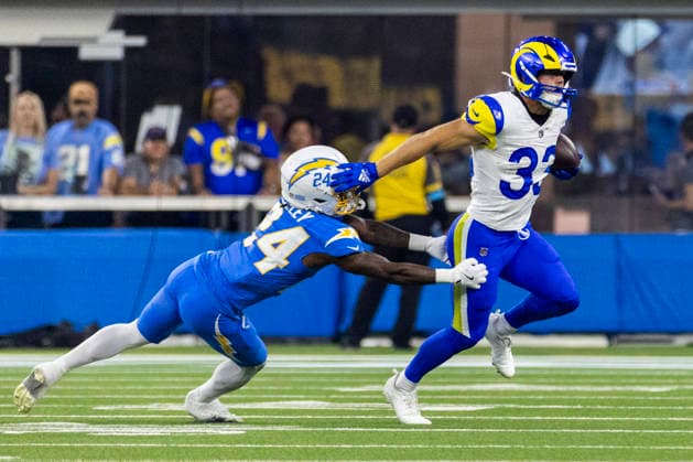 August 27, 2026, Inglewood, California, USA: Los Angeles Rams Running Back Dean Connors (33) escapes a tackle-attempt by Los Angeles Chargers Cornerback Rodney Shelley (24) during an NFL, American Football Herren, USA football preseason game, in Inglewood, Calif. on Thursday August 27, 2026. NHL, Eishockey Herren, USA 2026: LA Chargers Vs LA Rams  - ZUMAc68_ 20260827_zaf_c68_004 Copyright: xRingoxChiux
