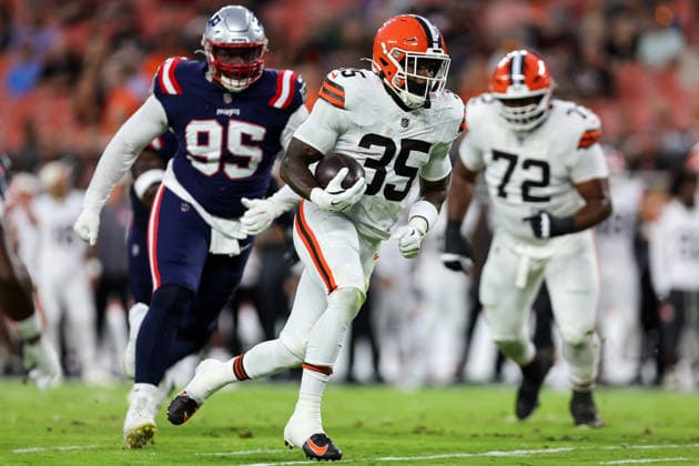 CLEVELAND, OH - AUGUST 27: Cleveland Browns running back Raheim Sanders (35) runs the football during the first quarter of the National Football League preseason game between the New England Patriots and Cleveland Browns on August 27, 2026, at Huntington Bank Field in Cleveland, OH. (Photo by Frank Jansky Icon Sportswire) NFL, American Football Herren, USA AUG 27 Patriots at Browns EDITORIAL USE ONLY Icon260827014