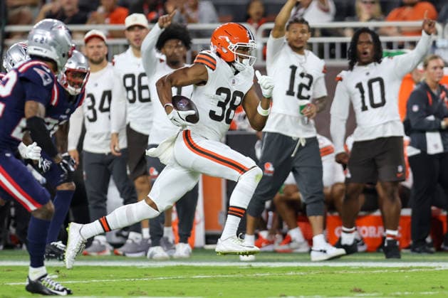 CLEVELAND, OH - AUGUST 27: Cleveland Browns wide receiver Ben Patterson (38) runs after making a catch during the first quarter of the National Football League preseason game between the New England Patriots and Cleveland Browns on August 27, 2026, at Huntington Bank Field in Cleveland, OH. (Photo by Frank Jansky Icon Sportswire) NFL, American Football Herren, USA AUG 27 Patriots at Browns EDITORIAL USE ONLY Icon260827017