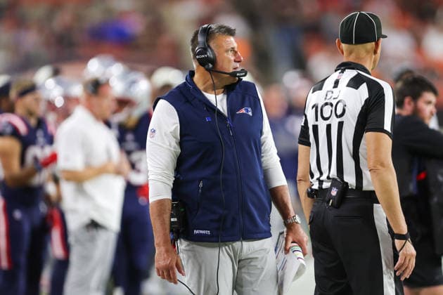 CLEVELAND, OH - AUGUST 27: New England Patriots head coach Mike Vrabel on the sideline during the second quarter of the National Football League preseason game between the New England Patriots and Cleveland Browns on August 27, 2026, at Huntington Bank Field in Cleveland, OH. (Photo by Frank Jansky Icon Sportswire) NFL, American Football Herren, USA AUG 27 Patriots at Browns EDITORIAL USE ONLY Icon260827023