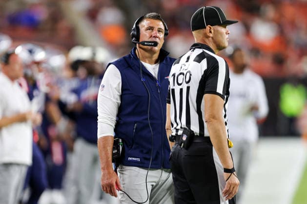 CLEVELAND, OH - AUGUST 27: New England Patriots head coach Mike Vrabel on the sideline during the second quarter of the National Football League preseason game between the New England Patriots and Cleveland Browns on August 27, 2026, at Huntington Bank Field in Cleveland, OH. (Photo by Frank Jansky Icon Sportswire) NFL, American Football Herren, USA AUG 27 Patriots at Browns EDITORIAL USE ONLY Icon260827024