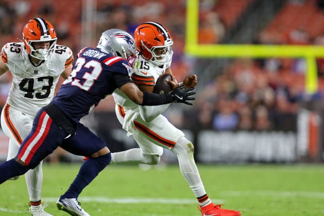 CLEVELAND, OH - AUGUST 27: Cleveland Browns quarterback Taylen Green (15) is tackled by New England Patriots safety Mike Brown (33) during the third quarter of the National Football League preseason game between the New England Patriots and Cleveland Browns on August 27, 2026, at Huntington Bank Field in Cleveland, OH. (Photo by Frank Jansky Icon Sportswire) NFL, American Football Herren, USA AUG 27 Patriots at Browns EDITORIAL USE ONLY Icon260827028