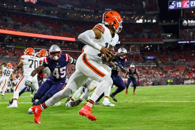 CLEVELAND, OH - AUGUST 27: Cleveland Browns quarterback Taylen Green (15) scrambles during the third quarter of the National Football League preseason game between the New England Patriots and Cleveland Browns on August 27, 2026, at Huntington Bank Field in Cleveland, OH. (Photo by Frank Jansky Icon Sportswire) NFL, American Football Herren, USA AUG 27 Patriots at Browns EDITORIAL USE ONLY Icon260827042