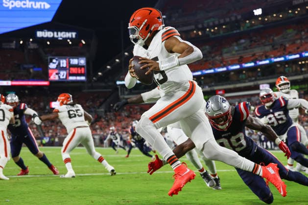 CLEVELAND, OH - AUGUST 27: Cleveland Browns quarterback Taylen Green (15) eludes New England Patriots linebacker Amari Gainer (99) as he runs for a 30-yard gain during the third quarter of the National Football League preseason game between the New England Patriots and Cleveland Browns on August 27, 2026, at Huntington Bank Field in Cleveland, OH. (Photo by Frank Jansky Icon Sportswire) NFL, American Football Herren, USA AUG 27 Patriots at Browns EDITORIAL USE ONLY Icon260827046