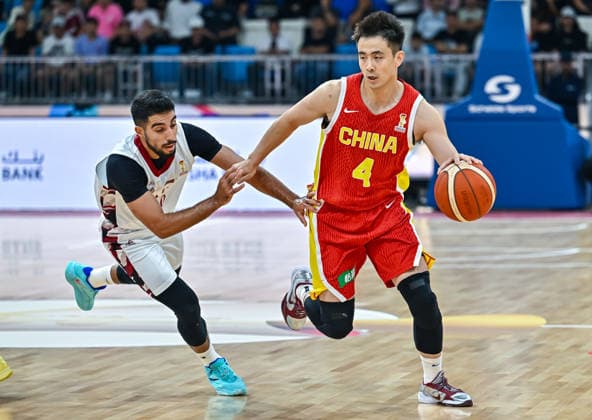 Qatar v China - FIBA Basketball World Cup 2027 Asian Qualifiers Zhao Jiwei (R) of China and Fouda Moustafa (L) of Qatar in action during the second-round match between China and Qatar in the FIBA Basketball World Cup Asian Qualifiers at Al Janoub Stadium in Al Wakrah, Qatar, August 27, 2026. DOHA Qatar Copyright: xNOUSHADx