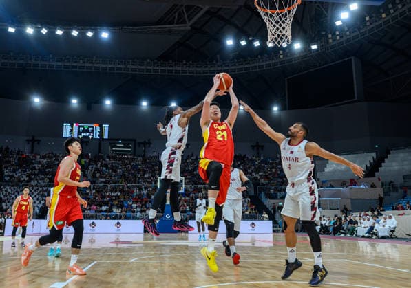 Qatar v China - FIBA Basketball World Cup 2027 Asian Qualifiers Hu Jinqiu (C) of China and Saad Abdulrahman Mohamed (R) of Qatar in action during the second-round match between China and Qatar in the FIBA Basketball World Cup Asian Qualifiers at Al Janoub Stadium in Al Wakrah, Qatar, August 27, 2026. DOHA Qatar Copyright: xNOUSHADx