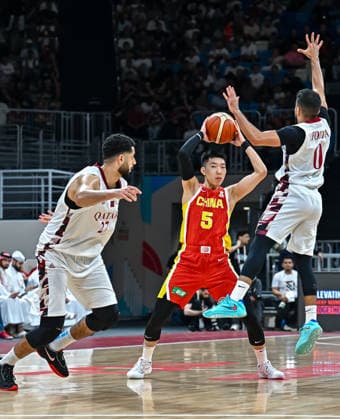 Qatar v China - FIBA Basketball World Cup 2027 Asian Qualifiers Liao Sanning (C) of China and Fouda Moustafa (R) of Qatar in action during the second-round match between China and Qatar in the FIBA Basketball World Cup Asian Qualifiers at Al Janoub Stadium in Al Wakrah, Qatar, August 27, 2026. DOHA Qatar Copyright: xNOUSHADx