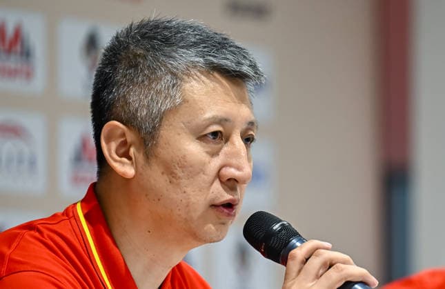 Qatar v China - FIBA Basketball World Cup 2027 Asian Qualifiers Guo Shiqiang, head coach of China, speaks during a post-match press conference, PK, Pressekonferenz after the second-round match between China and Qatar in the FIBA Basketball World Cup Asian Qualifiers at Al Janoub Stadium in Al Wakrah, Qatar, August 27, 2026. DOHA Qatar Copyright: xNOUSHADx