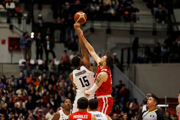 Chile v USA - FIBA World Cup 2027 Americas Qualifier Santiago, Chile - 27 August: Orlando Robinson II of United States in action against Felipe Haase of Chile (R) during the FIBA World Cup 2027 Americas Qualifiers Group E game between Chile and USA at Centro de Deportes Colectivos on August 27, 2026 in Santiago, Chile Santiago Centro de Deportes Colectivos Region Metropolitana de Santiago Chile Copyright: xLatinxSportxImagesx