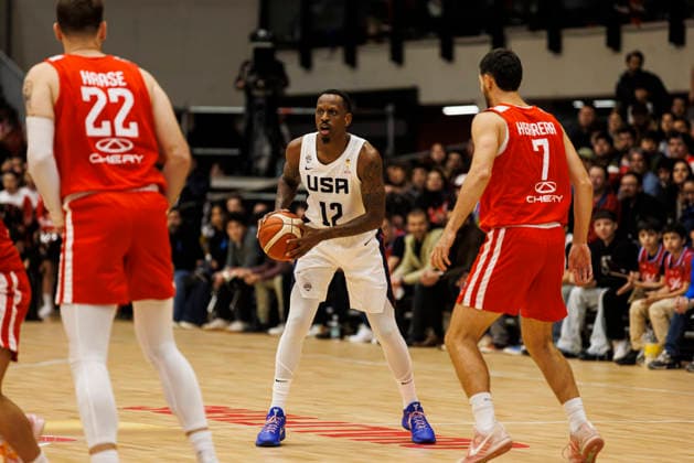 Chile v USA - FIBA World Cup 2027 Americas Qualifier Santiago, Chile - 27 August: James Nunnally of United States (C) looks to pass the ball during the FIBA World Cup 2027 Americas Qualifiers Group E game between Chile and USA at Centro de Deportes Colectivos on August 27, 2026 in Santiago, Chile Santiago Centro de Deportes Colectivos Region Metropolitana de Santiago Chile Copyright: xLatinxSportxImagesx